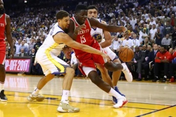 Lutte pour une possession entre l'arrière de Golden State Klay Thompson avec Clint Capela pour Houston en saison régulière NBA, le 17 octobre 2017 Oakland