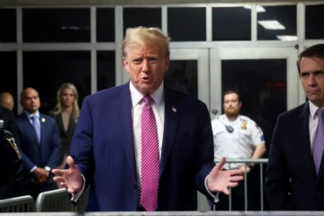 L'ancien président américain Donald Trump s'adresse aux médias après avoir quitté la salle d'audience lors de son procès au tribunal pénal de Manhattan, le 19 avril 2024 à New York