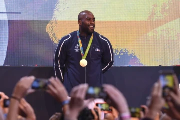 Teddy Riner champion olympique de judo pose devant les photographes après sa victoire, le 12 août 2016 à Rio