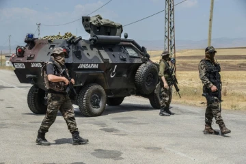 Des soldats turcs à un barrage dans le sud-est du pays