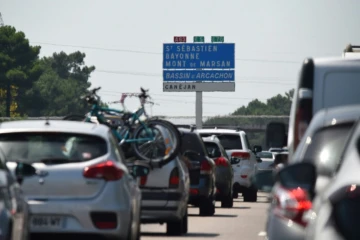 Le chassé-croisé des vacanciers sur les routes  "conforme aux prévisions" avec un pic de 583 kilomètres de bouchons cumulés enregistrés à 12H15, a indiqué Bison Futé