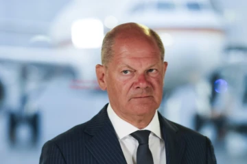 Le chancelier allemand Olaf Scholz le 1er août 2024 à l'aéroport international de Cologne