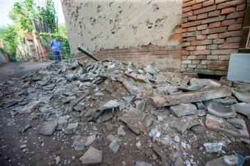 Une habitation endommagée après un séisme, le 6 août 2023 dans la localité de Dezhou dans l'est de la Chine 