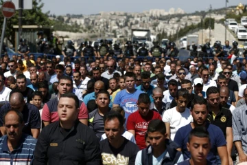 Des forces de sécurité israélienne surveillent des centaines de Palestiniens musulmans lors de la prière du vendredi, le 18 septembre 2015 à Jérusalem