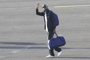 Mardi 1er juin 2010 - Aéroport de Pierrefonds - Saint-Pierre - L'équipe de France de football arrive à La Réunion sur la photo Nicolas Anelka