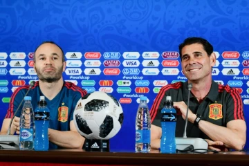 Le milieu de terrain espagnol Andres Iniesta et le sélectionneur Fernando Hierro, en conférence de presse le 19 juin 208 à Kazan