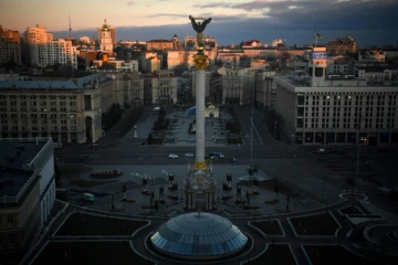 Le soleil se lève sur la place de l'Indépendance à Kiev, le 23 février 2022 en Ukraine