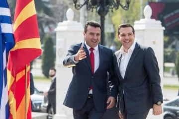Le Premier ministre grec Alexis Tsipras accueilli par son homologue nord-macédonien Zoran Zaev (g) à Skopje, le 2 avril 2019