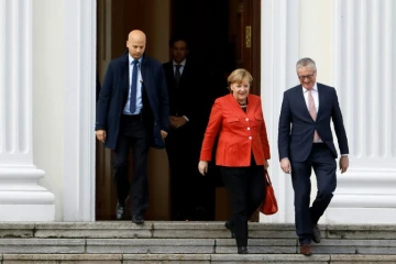 La chancelière allemande Angela Merkel quitte la résidence présidentielle après avoir rencontré le président Frank-Walter Steinmeier, le 20 novembre 2017 à Berlin