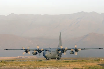 Un avion de transport militaire américain C-130  à l'atterrissage le 19 août 2012à l'aéroport de Kaboul