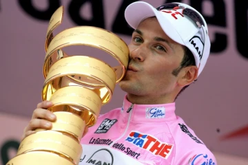 L'Italien Ivan Basso embrasse le trophée du Giro après avoir remporté l'épreuve italienne, le 28 mai 2006 à Milan