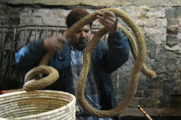 Magicien de rue, Ishamuddin Khan a émerveillé le monde entier en réalisant le légendaire tour de la corde qui s'élève dans l'air. Mais en Inde, il doit combattre une loi qui criminalise les artistes comme lui.