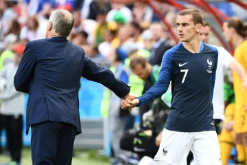 L'attaquant français Antoine Griezmann est remplacé et serre la main de son sélectionneur Didier Deschamps lors du match contre l'Australie au Mondial, le 16 juin 2018 à Kazan   