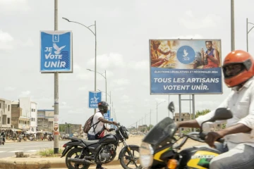 Des affiches électorales du parti au pouvoir au Togo, l'Union pour la République (UNIR), à Lomé le 24 avril 2024