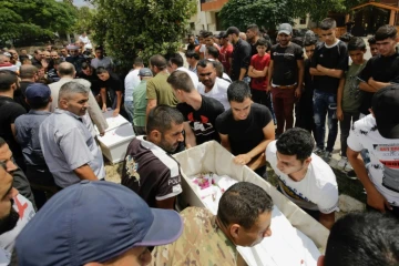 Les funérailles de victimes de l'explosion d'une citerne d'essence, le 18 août 2021 à al-Daouseb, dans la région du Akkar, au Liban