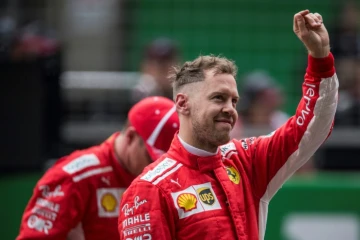 L'Allemand Sebastian Vettel (Ferrari) salue le public après avoir décroché la pole position du GP de Chine, sur le circuit de Shanghai, le 14 avril 2018 