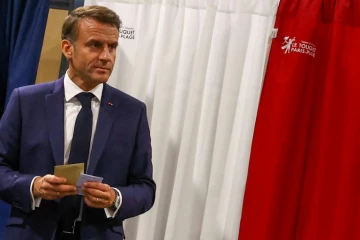 Le président de la République Emmanuel Macron sort d'un isoloir lors des élections européennes, le 9 juin 2024 au Touquet (Pas-de-Calais)