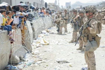 Photo fournie par l'armée américaine de soldats américains déployés à l'aéroport de Kaboul face à des Afghans cherchant à fuir le pays, le 20 août 2021