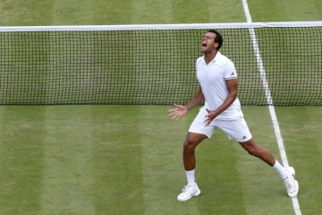Le Français Jo-Wilfried Tsonga exulte après son succès face à l'Américain John Isner, à Wimbledon le 3 juillet 2016