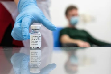 Photo diffusée par l'université d'Oxford le 23 novembre 2020 montrant une dose de son vaccin contre le Covid-19 élaboré en association avec le laboratoire AstraZeneca