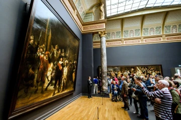 Des visiteurs admirent "La Ronde de Nuit" au Rijksmuseum à Amsterdam, le 17 mai 2015