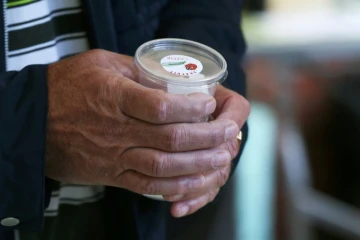 Un employé municipal distribue des oeufs de coccinelles, mangeuses de pucerons, à Caen, le 12 mai 2017