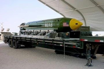Photo d'archives non datée fournie par l'US Air Force d'une bombe GBU-43/B MOAB entreposée dans un endroit non précisé