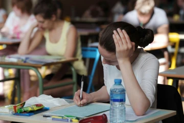 Des lycéens planchent sur l'épreuve de philosophie du baccalauréat, le 17 juin 2013, au lycée Pasteur de Strasbourg