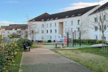 Le terrain de jeu et les habitations près desquels une femme a tué de plusieurs coups de couteau son neveu de 10 ans et grièvement blessé sa petite nièce dans la nuit de Noël à Limay (Yvelines), le 25 décembre 2020 