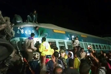 Capture d'mage de la télévision NNIS TV, le 22 janvier 2017, montrant des secouristes tentant d'extraire des survivants d'un train qui a déraillé près de la gare de Kuneru, dans l'Etat de l'Andhra Pradesh, en Inde