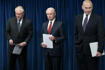 De g. à d.: le secrétaire d'Etat américain Rex Tillerson, le ministre de la Justice Jeff Sessions, et celui de l'Intérieur John Kelly, lors d'une réunion sur les visas avec les douanes, le 6 mars 2017 à Washington
