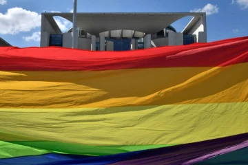 Des militants étendent un drapeau arc-en-ciel devant la chancellerie à Berlin, le 30 avril 2017