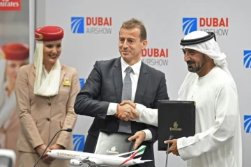 Guillaume Faury, le PDG d'Airbus avec le cheikh Ahmed ben Saïd Al-Maktoum, dirigeant d'Emirates, à Dubai, le 18 novembre 2019