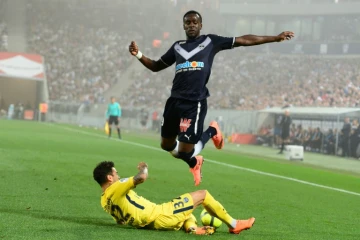 Le latéral gauche Maxime Poundjé des Girondins de Bordeaux, au cours d'un match face au PSG, avec le défenseur Dani Alves, au sol, le 22 avril 2018 à Bordeaux, le 22  avril 2018  