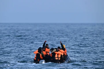 Des migrants traversent la Manche à bord d'un canot pneumatique en direction de l'Angleterre
