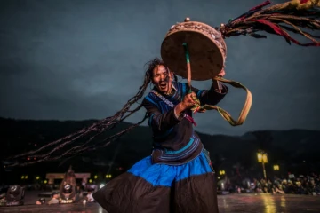 Un chamane en costume Yi traditionnel à Xichang, le 27 juillet 2016