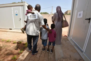 Une famille de réfugiés évacuée de Libye, installée dans les locaux du HCR à Niamey, le 17 novembre 2017, en attendant d'être acheminée en France