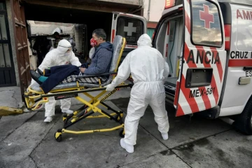 La Croix-Rouge emmène un malade du Covid-19 à l'hôpital à Mexico le 8 janvier 2021