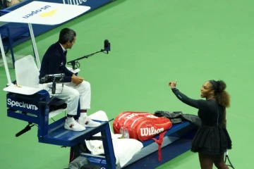 L'Américaine Serena Williams s'en prend à l'arbitre Carlos Ramos lors de la finale de l'US Open, le 8 septembre 2018 à New York