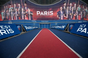 L'entrée principale du Parc des Princes fermée à la veille du match de Ligue des champions du PSG contre Dortmund le 10 mars 2020 à Paris