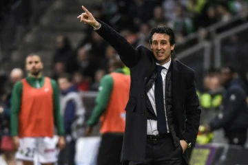 L'entraîneur du PSG Unai Emery donne des instructions lors du match face à Saint-Etienne à Geoffroy-Guichard, le 6 avril 2018 