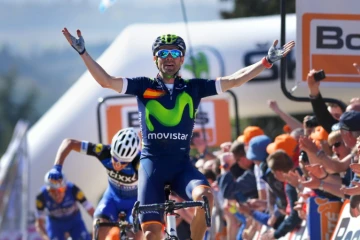 L'Espagnol Alejandro Valverde (Movistar) franchit en vainqueur pour la 4e fois de sa carrière, la ligne d'arrivée de la Flèche wallonne, le 20 avril 2016 à Huy