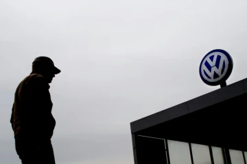 Un homme devant l'une des entrées de l'usine Volkswagen à Wolfsburg, en Basse-Saxe, le 6 octobre 2015