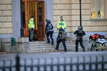 Des policiers entrent dans un lycée de Malmö (Suède) où une attaque a fait deux morts, le  21 mars 2022