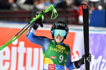 La Néo-Zélandaise Alice Robinson exulte dans l'aire d'arrivée après sa victoire au géant de Sölden en Autriche, le 26 octobre 2019
