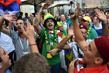Supporter brésilien (c) en liesse dans la rue commerçante Nikolskaya à Moscou, le 24 juin 2018