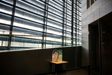 Un portrait de Maëlys à l'entrée de la cour d'assises de l'Isère, à Grenoble, le 1er février 2022 