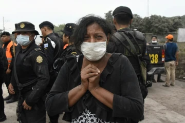 Une femme à la recherche de proches disparus dans le village de San Miguel Los Lotes, 35 km au sud-ouest de Guatemala City, le 4 juin 2018, au lendemain de l'éruption du volcan de feu