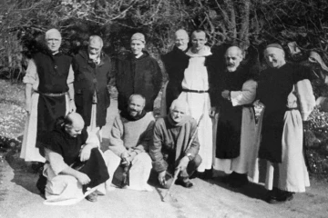 Photo non datée montrant, au premier rang de gauche à droite, Frère Paul, Frère Christophe, et au second rang Frère docteur Luc Dorchier (deuxième à gauche), Frère Michel (troisième à gauche), Père Amède (deuixème à droite) et Frère Jean-Pierre (1er à droite), six des sept moines kidnappés à Tibéhirine