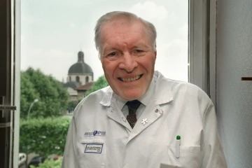 Le professeur Christian Cabrol, 74 ans, pose dans son bureau de l'hôpital de la Pitié-Salpétrière, le 22 juin 2001 à Paris, où il est consultant au service de chirurgie thoracique et cardio-vasculaire